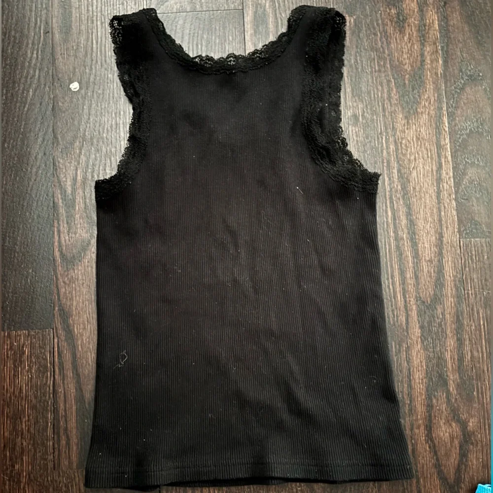 Black Fitted Sleeveless Tank Top with Gold Graphic - Picture 2 of 2